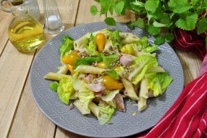 Sałatka z makaronem i wędzonym kurczakiem