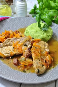 Schab duszony z warzywami i boczkiem