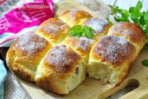 Drożdżowe bułeczki odrywane z marmoladą