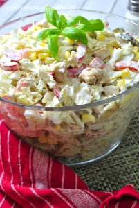 Sałatka makaronowa z kurczakiem i kapustą pekińską