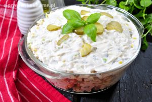 Sałatka jajeczna z tuńczykiem i kukurydzą