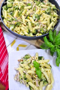 Makaron z szynką i brokułem w sosie serowym