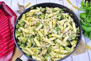 Makaron z szynką i brokułem w sosie serowym