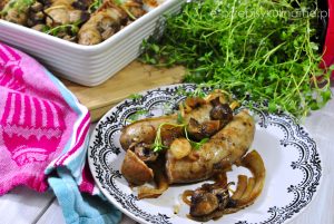 Biała kiełbasa zapiekana z cebulą i pieczarkami