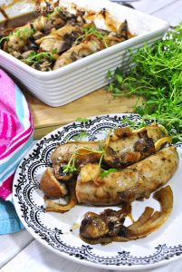 Biała kiełbasa zapiekana z cebulą i pieczarkami