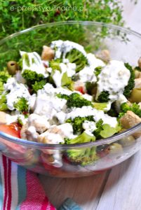 Sałatka z brokułem w sosie czosnkowym