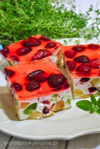 Śmietanowiec z truskawkami - ciasto bez pieczenia