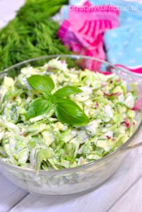 Szybka surówka z młodej kapusty i rzodkiewki