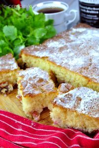 Szybkie ciasto z owocami na maślance