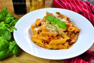 Makaron z kurczakiem w sosie pomidorowym