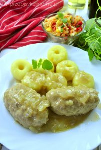 Roladki z mięsa mielonego w sosie