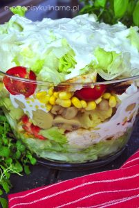 Sałatka warstwowa z kurczakiem curry