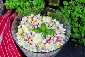 Sałatka z tortellini i ananasem