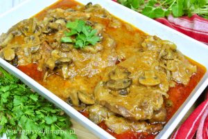 Karkówka z pieczarkami i cebulą