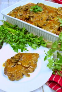 Karkówka z pieczarkami i cebulą