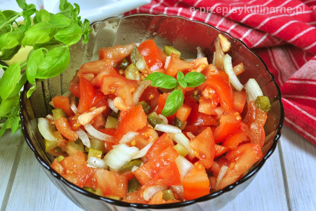 Surówka z pomidorów i ogórków do obiadu