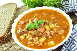 Zupa gulaszowa z indykiem – pyszne danie jednogarnkowe