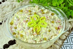 Sałatka z wędzonym kurczakiem i pieczarkami