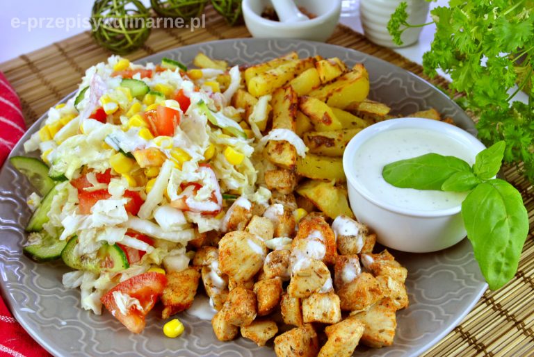 Domowy gyros na talerzu z frytkami