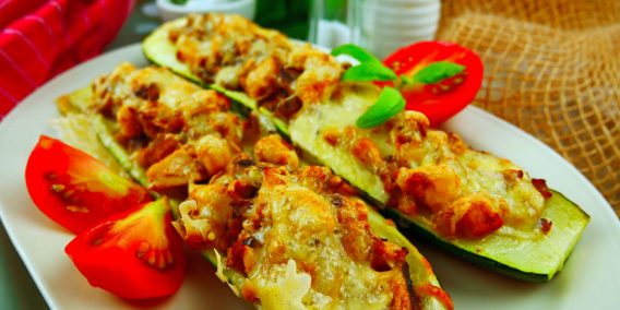 Cukinia faszerowana kurczakiem i pieczarkami