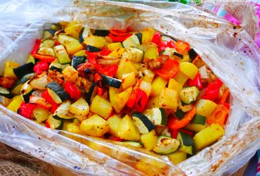 Kurczak z warzywami w rękawie – obiad, który robi się sam