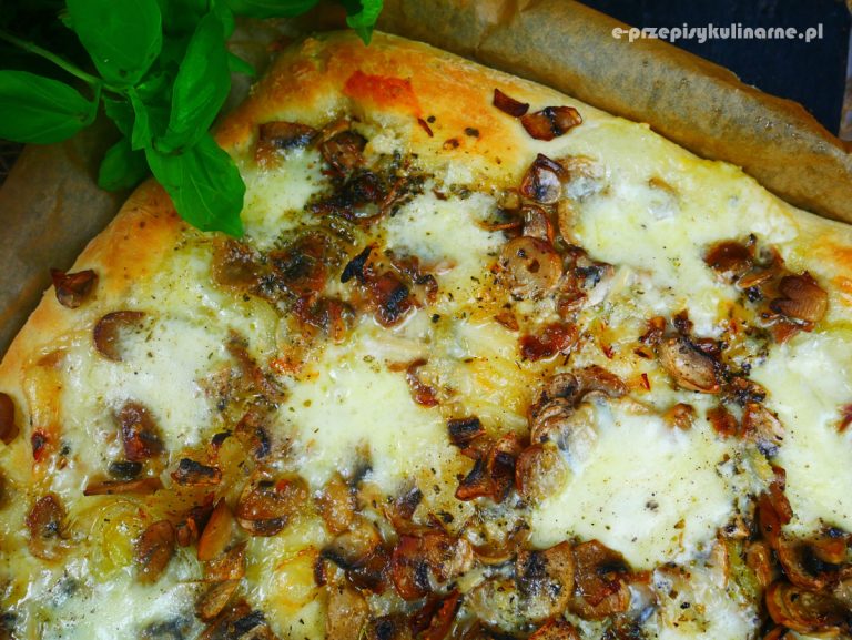 Pizza bianca z pieczarkami i mozzarellą