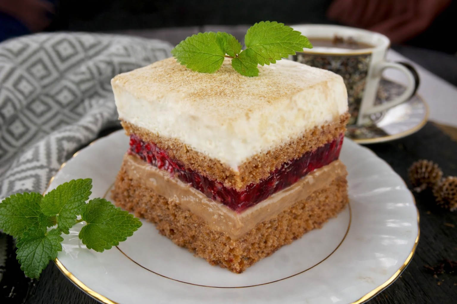 Ciasto Niezły Bajerant – z masą kajmakową i malinami