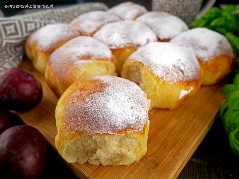 Bułeczki drożdżowe z owocami – przepis na słodkie bułki odrywane