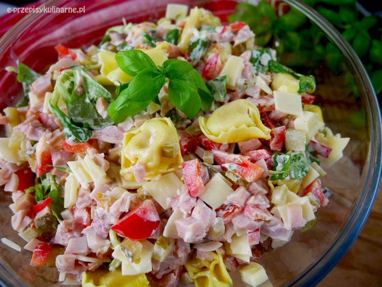 Sałatka z tortellini i wędzonym kurczakiem – sprawdzony przepis