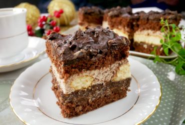 Ciasto Specjał Mikołajowej – biszkopt z makiem i śliwkami w czekoladzie