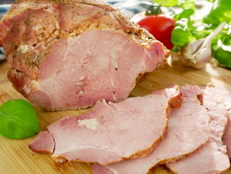 Czosnkowa karkówka gotowana w rękawie – domowa wędlina