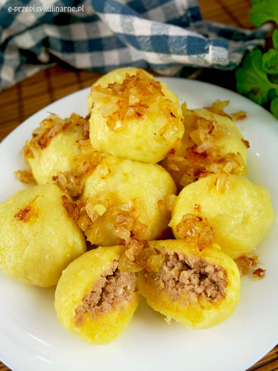Knedle z mięsem mielonym – przepis na domowe kluski z ziemniaków