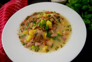 Zupa ziemniaczana z pieczarkami na wędzące – domowa kartoflanka