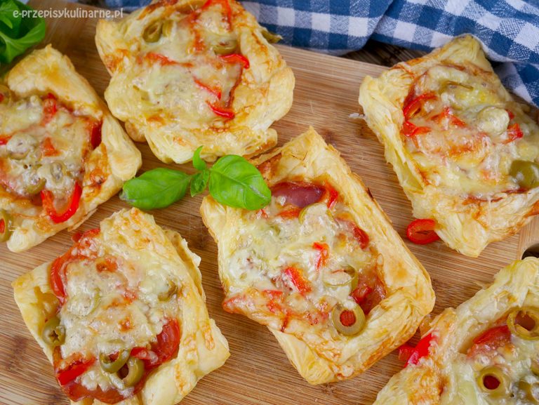 Zapiekanki z ciasta francuskiego a la pizza