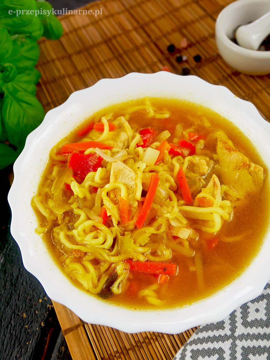 Zupa chińska z kurczakiem i makaronem – szybki i prosty przepis