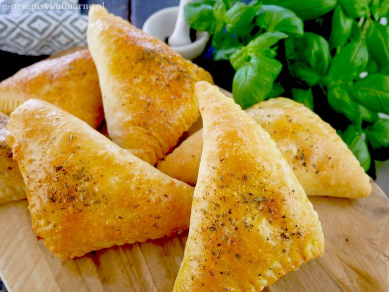 Trójkąty drożdżowe o smaku pizzy – super przekąski