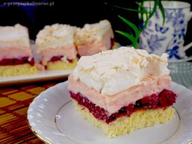 Ciasto Różowa Landrynka – prosty biszkopt z owocami, kremem i bezą