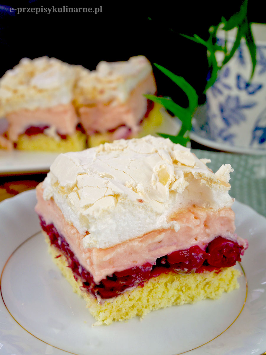 Ciasto Różowa Landrynka – prosty biszkopt z owocami, kremem i bezą