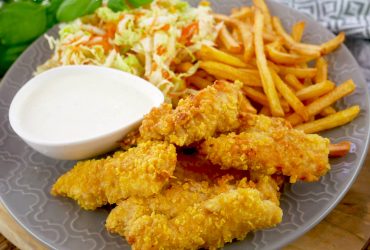 Stripsy z kurczaka z sosem czosnkowym, frytkami i surówką – domowy fast food