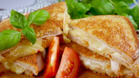 Tosty z patelni – pyszne i tanie kanapki na ciepło z cebulką