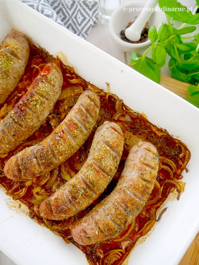 Biała kiełbasa pieczona z cebulą – prosty i sprawdzony przepis