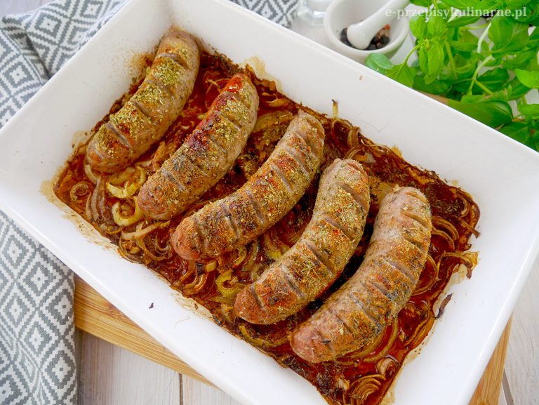 Biała kiełbasa pieczona z cebulą – prosty i sprawdzony przepis