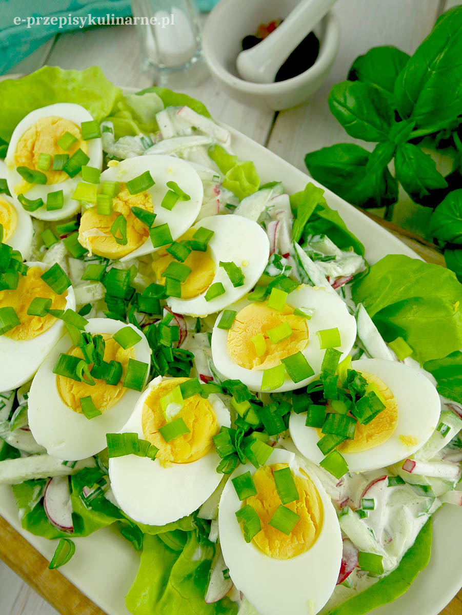 Jajka wiosenne – przepis na jajka w sosie z nowalijkami