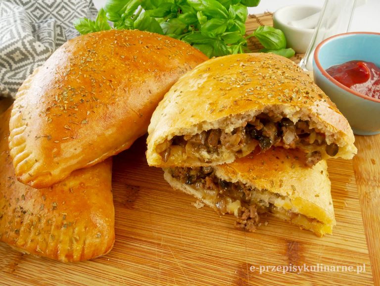 Calzone z mięsem i pieczarkami – pyszne pierogi drożdżowe