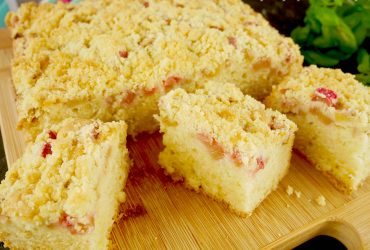 Ciasto z rabarbarem i kruszonką – prosty i szybki przepis
