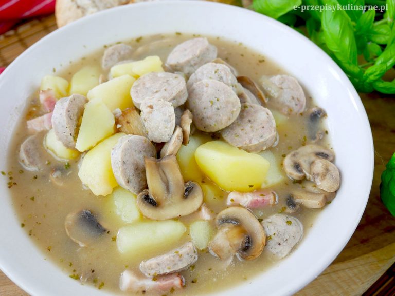 Zalewajka z pieczarkami i kiełbasą – prosta i sycąca zupa