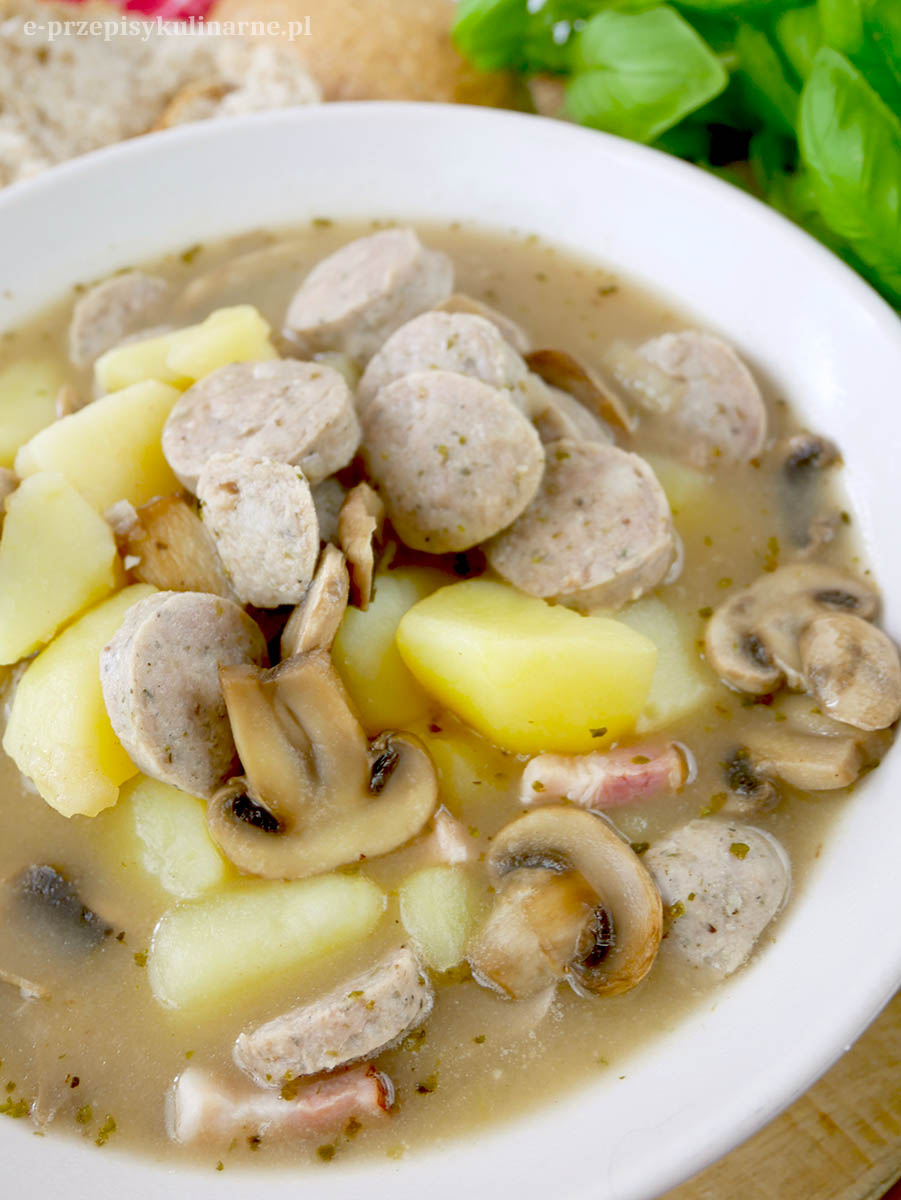 Zalewajka z pieczarkami i kiełbasą – prosta i sycąca zupa