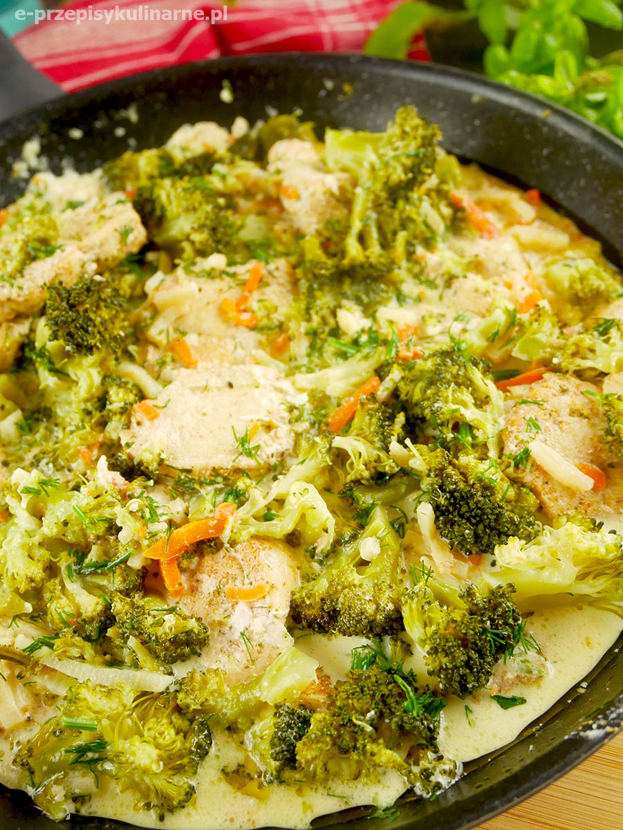 Kurczak z brokułami w sosie koperkowym – pomysł na obiad