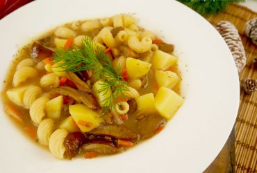Szybka zupa grzybowa z mrożonych grzybów – prosty przepis na jesienną zupę