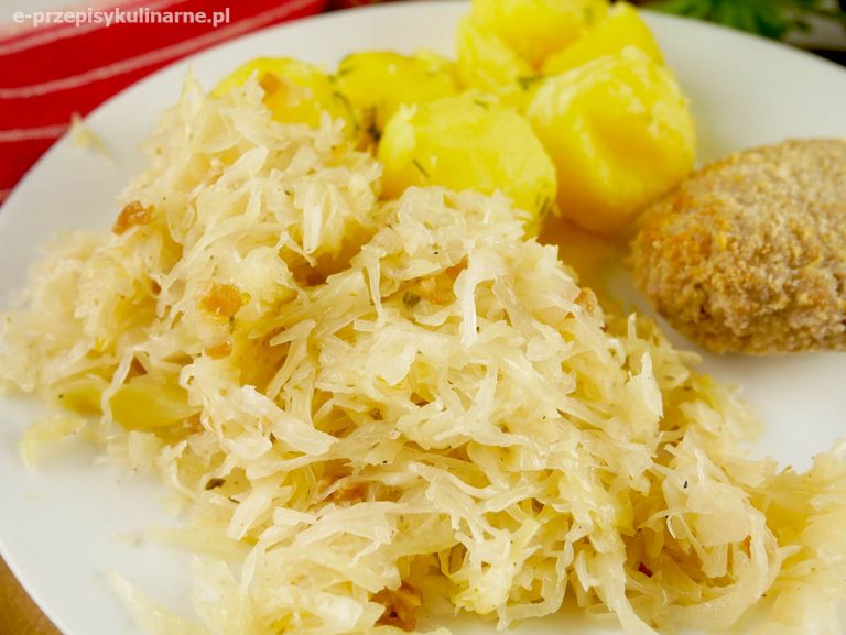 Kapusta zasmażana ze skwarkami – pyszny dodatek do obiadu